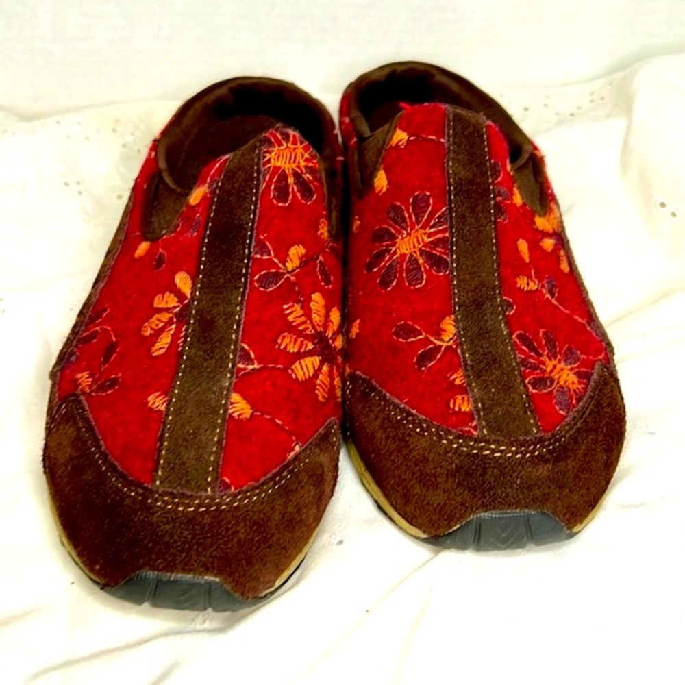 Easy Spirit Travel time Wool Floral 8.5 Clogs